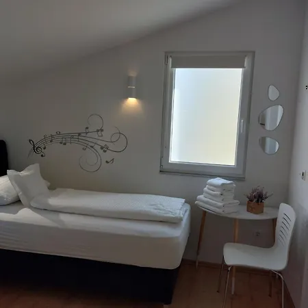 24 * Makarská