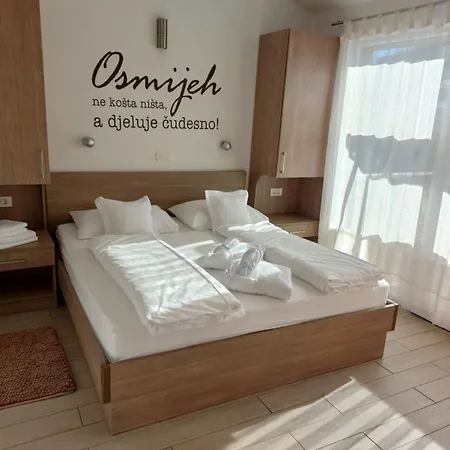 24 * Makarská